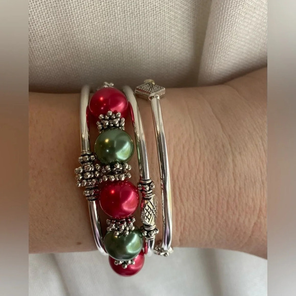 SLINKY‎ BRACELET Women’s Slinky Bracelet with Charms and Beads Red and Green - Picture 1 of 3